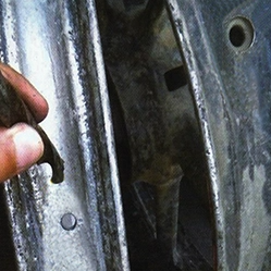 Tyre and wheel type must always match. Never fit a tubeless (TL) tyre on a tube-type (TT) wheel